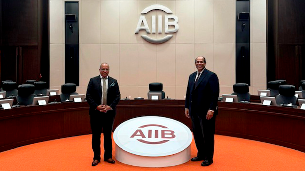 Alexander López aparece junto al Managing Director de la Unidad de Evaluación e Integridad de Proyectos del AIIB, Marvin Taylor.